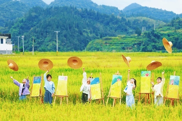 芒种时节，麦浪翻金，孩子们伫立田间，将丰收的喜悦绘进画布里，把放飞的自由揉进笑容中。舟山市普陀区纪委监委 朱贝儿 摄.jpg