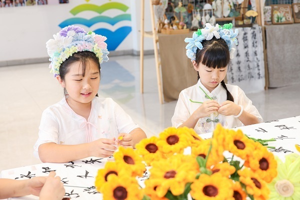 　　夏至到，阳光照，万物向阳生长，阳陂湖小学组织开展“创意向日葵”手工活动，让学生们感受夏至节气魅力，激发对自然与生活的热爱。杭州市富阳区纪委监委 裘琪丹 摄.jpg