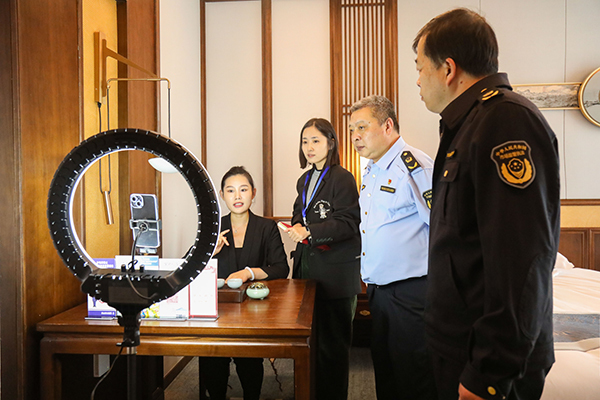 岱山县纪委监委充分发挥派驻机构&ldquo;前哨&rdquo;和&ldquo;探头&rdquo;作用，通过&ldquo;四不两直&rdquo;、直插一线方式，深入重点领域、重点行业开展跟进监督、精准监督。图为该县第一派驻纪检监察组联合市监部门在海景酒店网络直播现场督查是否存在虚假营销等行为。陆巧 摄.jpg