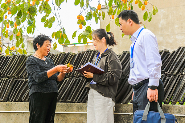 岱山县岱东镇纪委不断在强化日常监督上下功夫，紧盯群众急难愁盼问题，深入基层开展&ldquo;访民情、听民声、解民忧&rdquo;活动，广泛收集问题建议，以监督实效提升群众获得感、幸福感、安全感。图为该县岱东镇纪检监察干部向群众面对面了解相关情况。王榕 摄.jpg