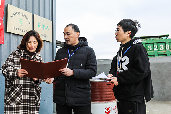 岱山县纪委监委通过通过实地察看、查阅资料等方式，对农业生产过程中的部门履职情况开展靶向监督，督促职能部门切实履行主体责任，坚决纠治不担当、不作为、乱作为等问题。图为该县纪检监察干部在农事服务中心开展一线走访。徐梦然 摄.jpg