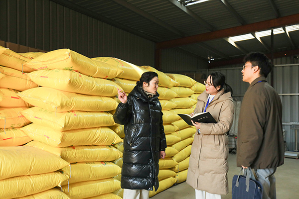岱山县秀山乡纪委深入走访产业基地、农事服务中心、农产品共富工坊等地，详细了解农资保障供应、涉农补助资金发放、服务指导等情况，确保全年粮食生产开好局、起好步。图为该县秀山乡纪检监察干部实地了解农资供应情况。陆巧 摄.jpg