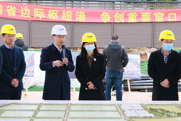 图为姜利霞在华东（衢州）数字经济示范区建设现场开展调研.jpg
