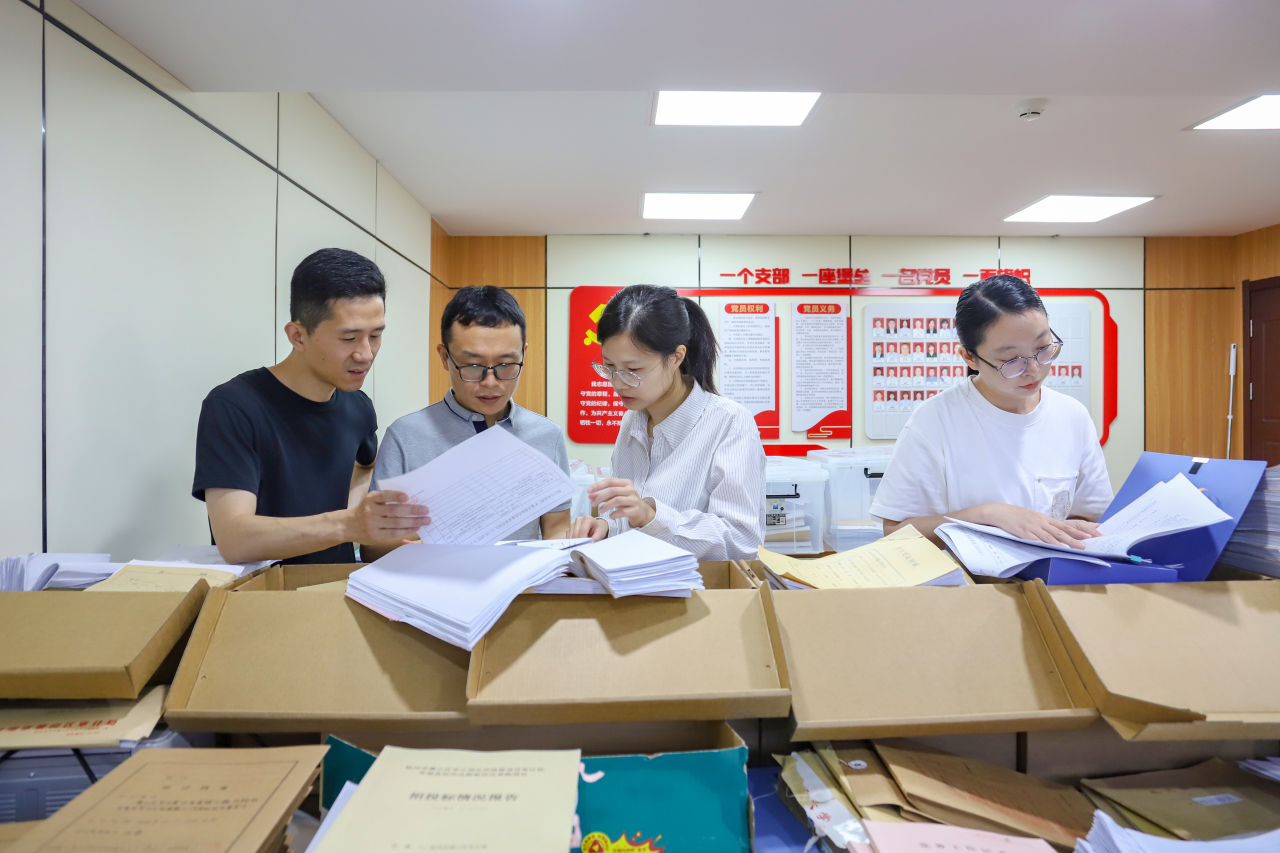 翻阅台账资料.JPG 翻阅台账资料.JPG