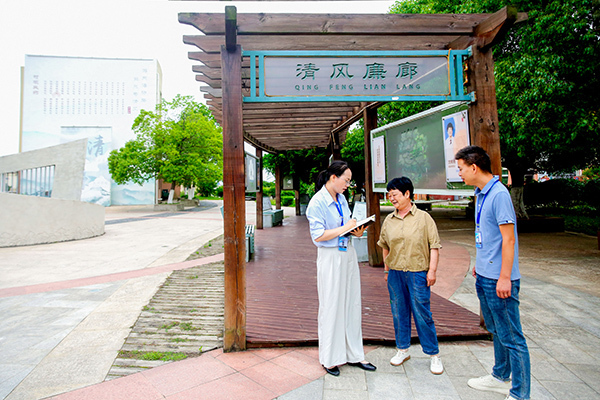 岱山县纪委监委持续推进清廉村居建设,聚焦党员干部作风、乡村振兴产业发展、农村集体“三资”管理等关键环节开展监督走访,不断推动全面从严治党向基层延伸。图为该县纪检监察干部走村入户向群众收集廉情信息。王榕 摄.jpg 岱山县纪委监委持续推进清廉村居建设,聚焦党员干部作风、乡村振兴产业发展、农村集体“三资”管理等关键环节开展监督走访,不断推动全面从严治党向基层延伸。图为该县纪检监察干部走村入户向群众收集廉情信息。王榕 摄.jpg