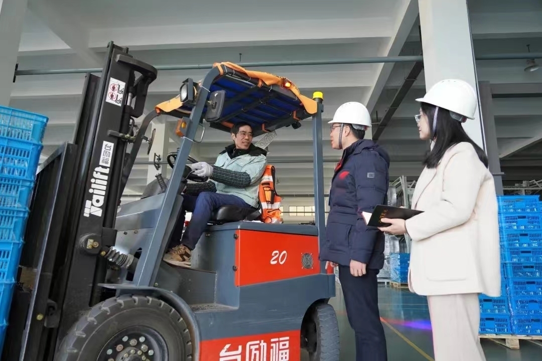 嵊州市纪委监委以推动构建“亲清政商关系”为切入点，围绕干部为企服务过程中是否存在“庸懒散浮拖”“吃拿卡要”等问题开展日常监督。图为该市纪检监察干部走访企业了解相关情况。陈佳明 摄.jpg